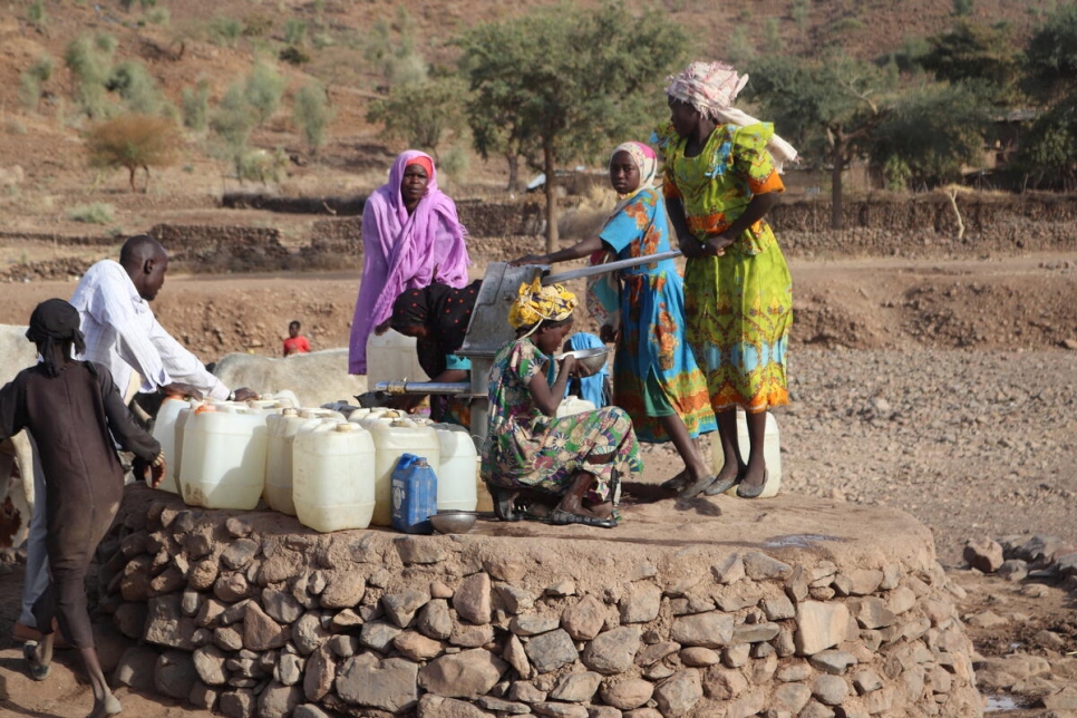 Personas desplazadas internas retornadas en una localidad al norte de las montañas Marra, en Darfur Central.