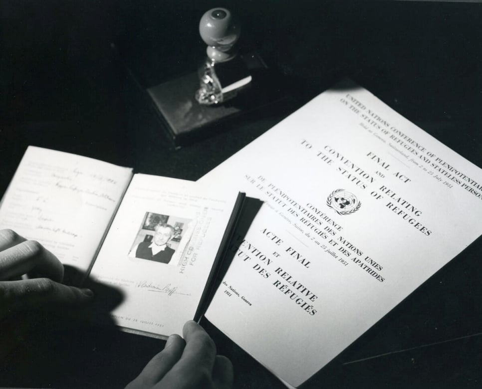 Documentos de viaje y una copia de la Convención sobre el Estatuto de los Refugiados.