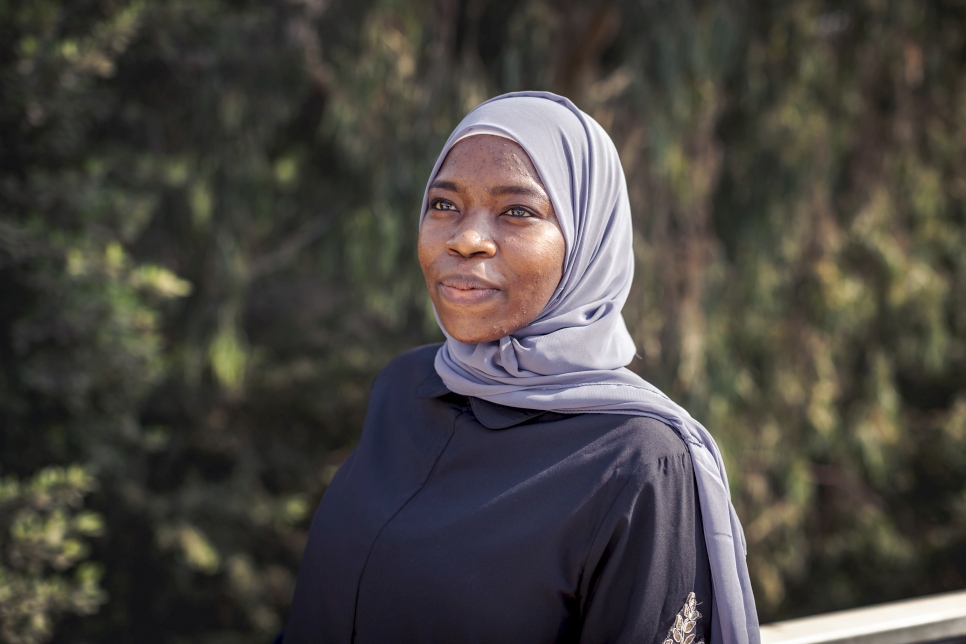 Najwa, una refugiada sudanesa de 25 años que vive en Egipto, concluyó el grado en bioquímica en la Universidad de El Cairo como beneficiaria de una beca del programa DAFI y, ahora, es practicante de técnico de laboratorio.