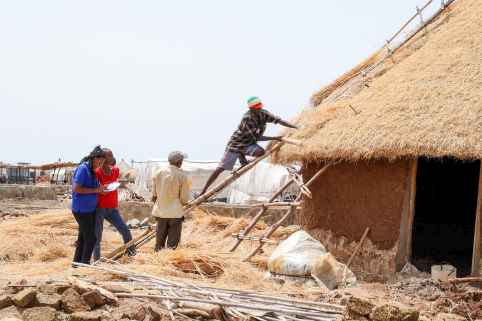 Sudán. Ingenieras civiles refugiadas supervisan la construcción de alojamientos