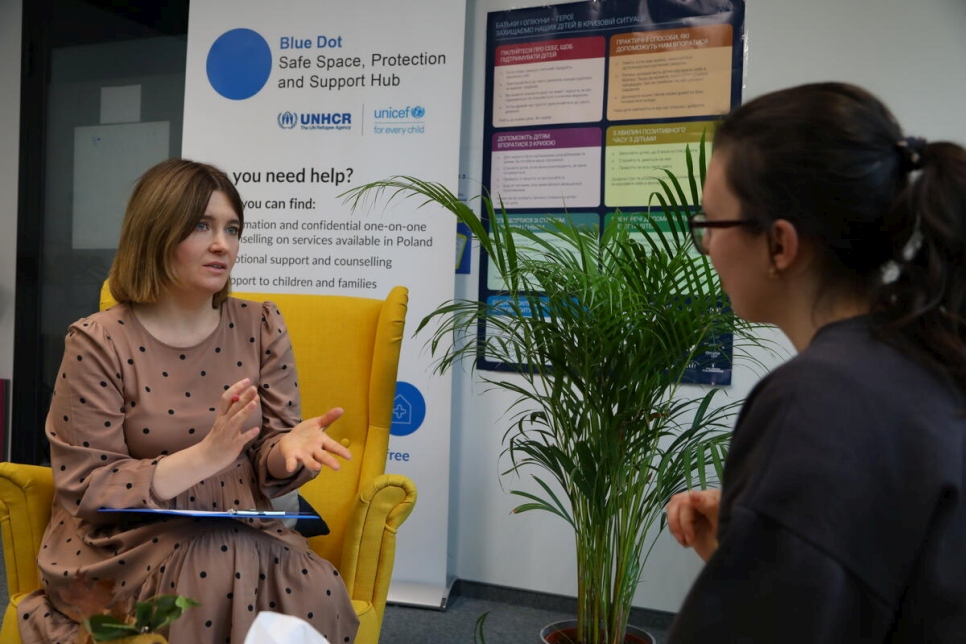 Polonia. Personas refugiadas de Ucrania reciben asistencia psicológica en un Punto Azul de ACNUR/Unicef en Varsovia