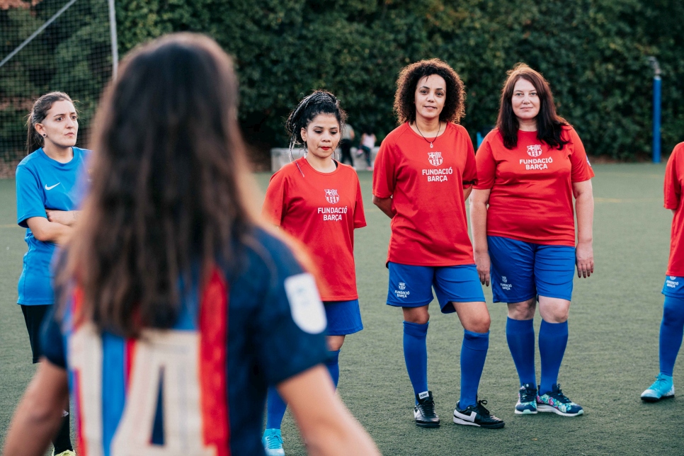 La jugadora del FC Barcelona Aitana Bonmatí ha mantenido un encuentro con el conjunto femenino inclusivo del A.E. Ramassà, un equipo de fútbol formado por 35 mujeres refugiadas, solicitantes de asilo y migrantes.
