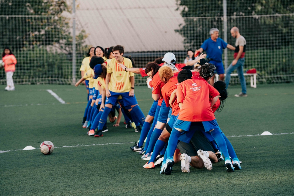 El A. E. Ramassà comenzó sus primeros entrenamientos en Barcelona en mayo de 2021 y cuenta con el apoyo de la Fundación FC Barcelona para favorecer la integración de mujeres refugiadas a través del fútbol.