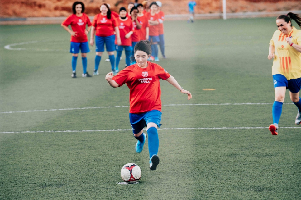 Para celebrar el Día Internacional de la Niña, Aitana Bonamtí realizó una visita al conjunto femenino del A.E. Ramassà, un club de fútbol y ONGD que favorece la integración de mujeres refugiadas, solicitantes de asilo y migrantes en Cataluña a través del deporte.