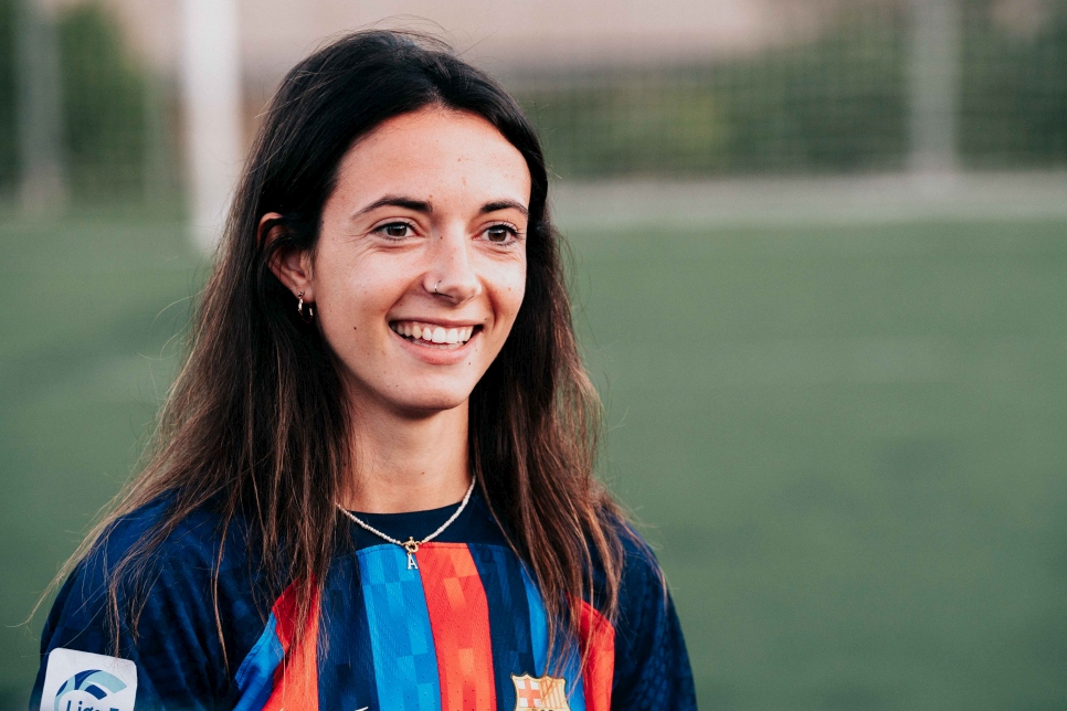 En el marco de la alianza entre el FC Barcelona y ACNUR, la jugadora azulgrana Aitana Bonmatí ha mantenido un encuentro con el conjunto femenino inclusivo del A.E. Ramassà.