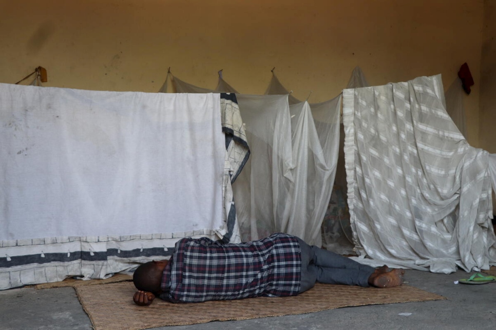 Un hombre desplazado descansa en un albergue comunitario en Bandundu, capital de la provincia de Kwilu.
