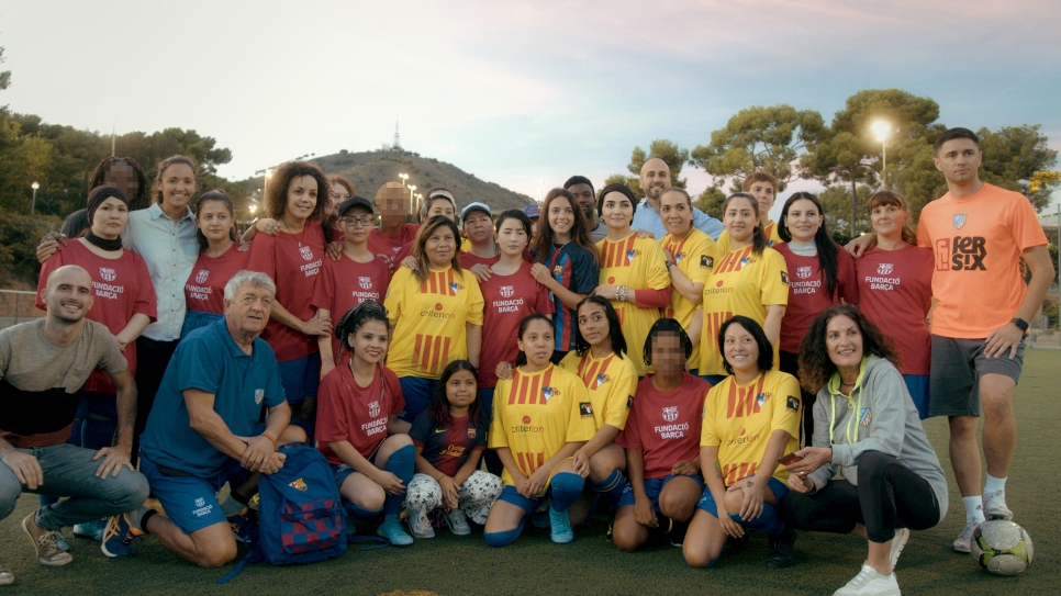 En el marco de la alianza entre el FC Barcelona y ACNUR, la jugadora azulgrana Aitana Bonmatí ha mantenido un encuentro con el conjunto femenino inclusivo del A.E. Ramassà. 
