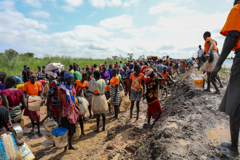 Cientos de mujeres desplazadas se reunieron el 18 de octubre para limpiar manualmente la carretera para que los camiones de ayuda pudieran acceder a su campamento.