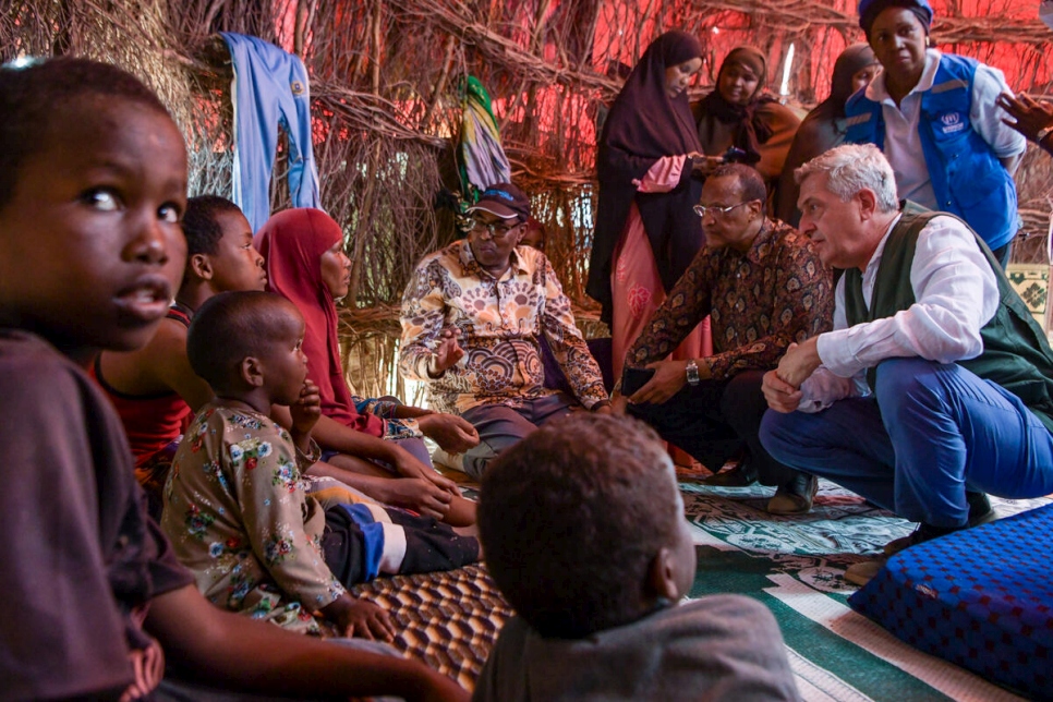 El Alto Comisionado de la ONU para los Refugiados, Filippo Grandi, visita a una familia somalí recién llegada a un asentamiento temporal cerca del campamento de refugiados de Dagahaley, Kenia.