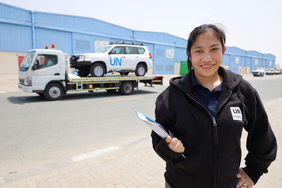 Vehículos con el emblema de la ONU se alistan para su envío al terreno desde el Centro de Preparación de Vehículos de UN FLEET, en Dubai.