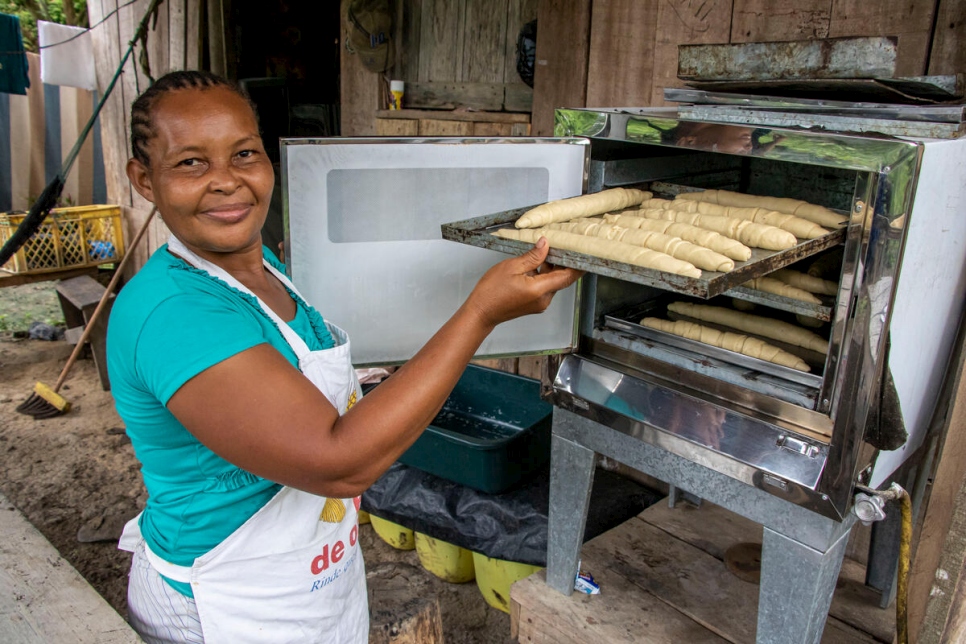 Carmen Sánchez, una colombiana refugiada en Ecuador, hornea el pan que vende en casa, en Esmeraldas.