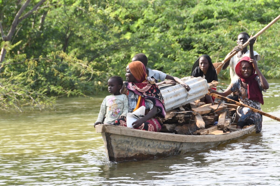 Una familia que perdió su casa debido a las inundaciones transporta lo que queda de ella en una canoa en el extremo norte de Camerún.