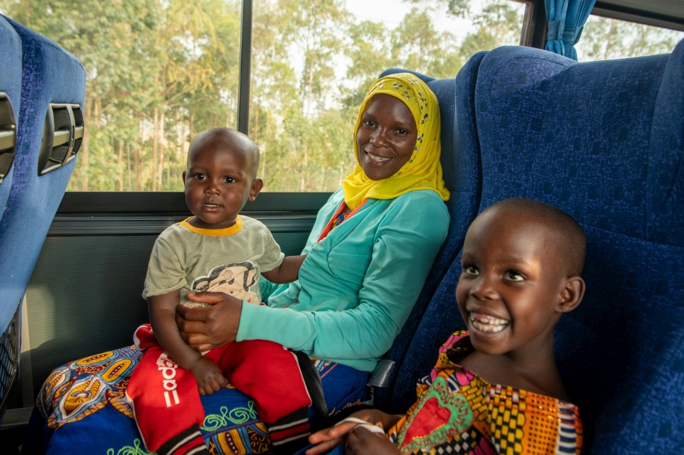 Una familia refugiada de Burundi toma un autobús para volver a casa desde Tanzania.