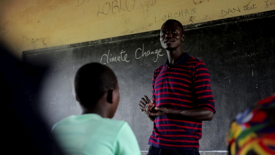 El refugiado sursudanés y activista medioambiental Opira Bosco Okot imparte una clase sobre el cambio climático en la escuela secundaria de Paluda, en el asentamiento de refugiados de Palabek, Uganda.