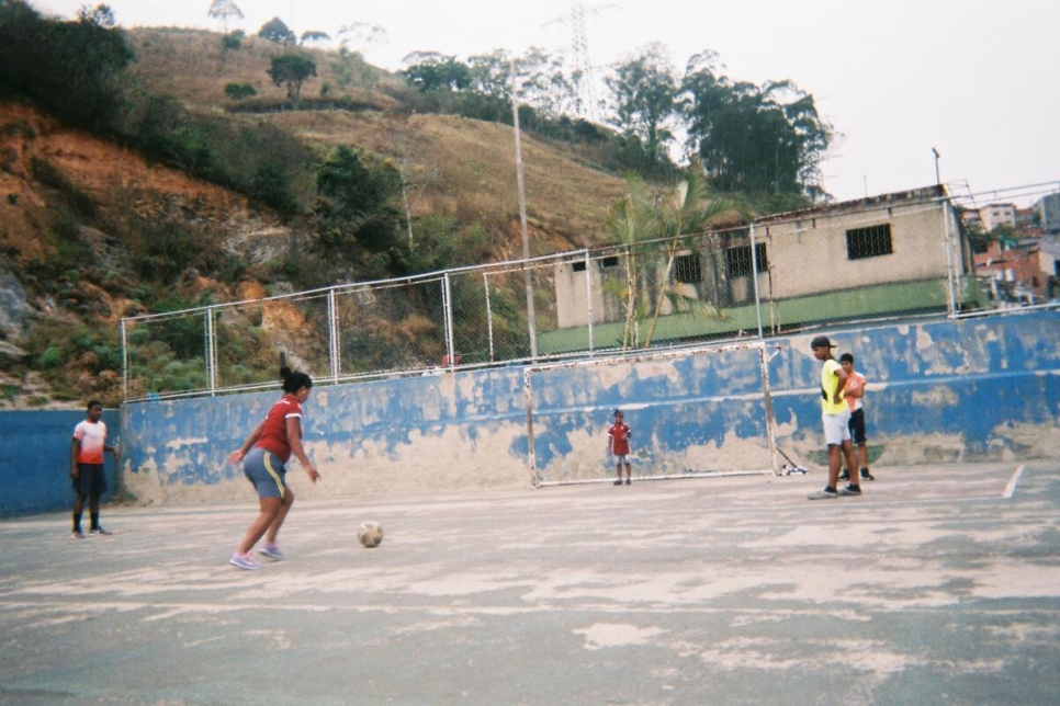 Tibisay Vegas juega al fútbol con niñas y niños de su comunidad en la Gran Caracas, Venezuela.
