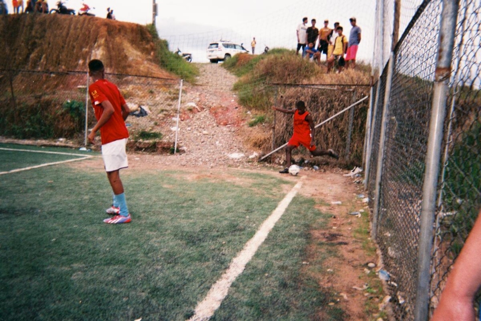 Participantes del programa "Vení, jugá" juegan al fútbol en la cancha.