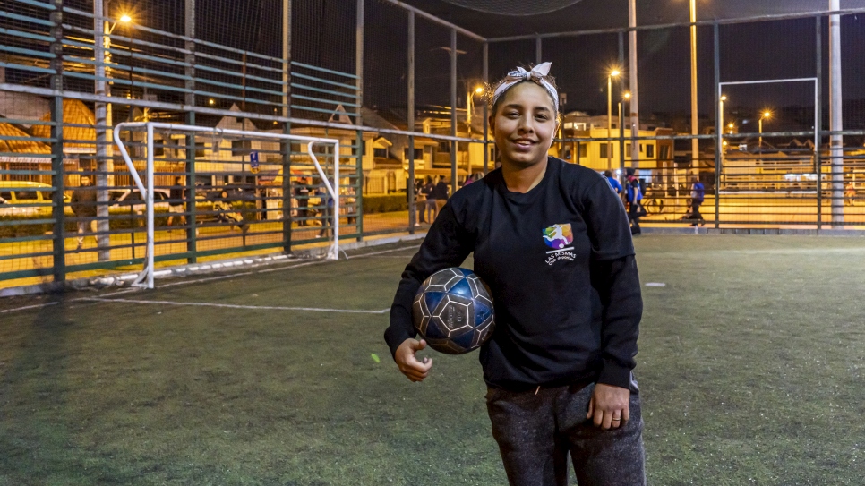 Después de tener que salir de Venezuela, la joven Yenmany encontró un equipo de fútbol inclusivo con mujeres refugiadas LGBTIQ1 donde ahora puede anotar goles, acercándose así a su sueño de jugar un Mundial.