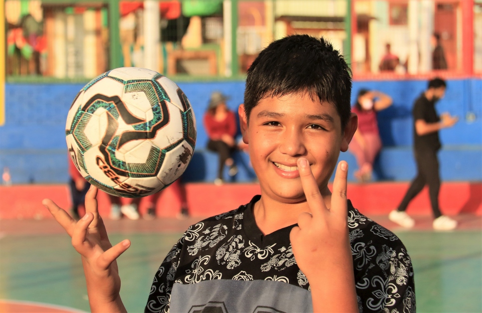 Niño beneficiario del proyecto Fútbol Más, Plaza Arica.