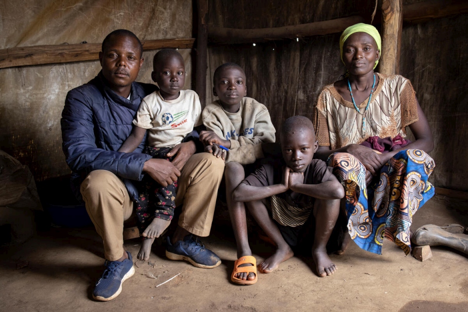 Aymery (izquierda) y Emmanuelle (derecha) junto a sus hijos en un albergue en Plaine Savo, en la provincia de Ituri, República Democrática del Congo, tras un mortífero ataque que sufrió el campamento en febrero de 2022
