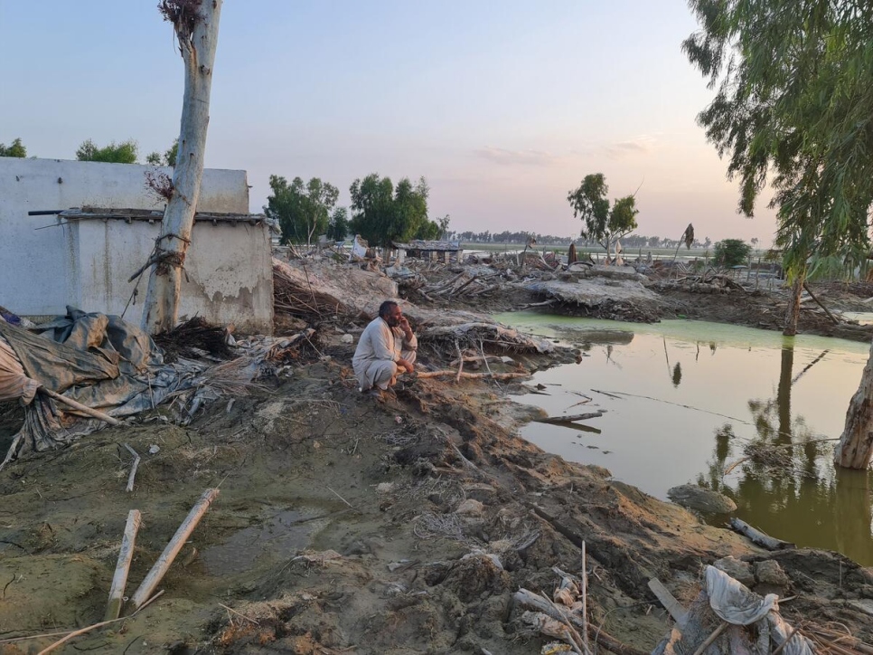 Un refugiado afgano, cuyo hogar fue destruido por inundaciones y lluvias torrenciales, está sentado sobre escombros en la provincia de Khyber Pakhtunkhwa, al noroeste de Pakistán.