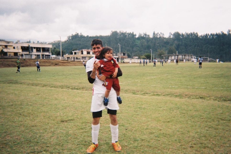 Johanna, participante del proyecto Goal Click en Ecuador, fotografió a su padre y a su hermano en una cancha de fútbol en Quito, Ecuador.