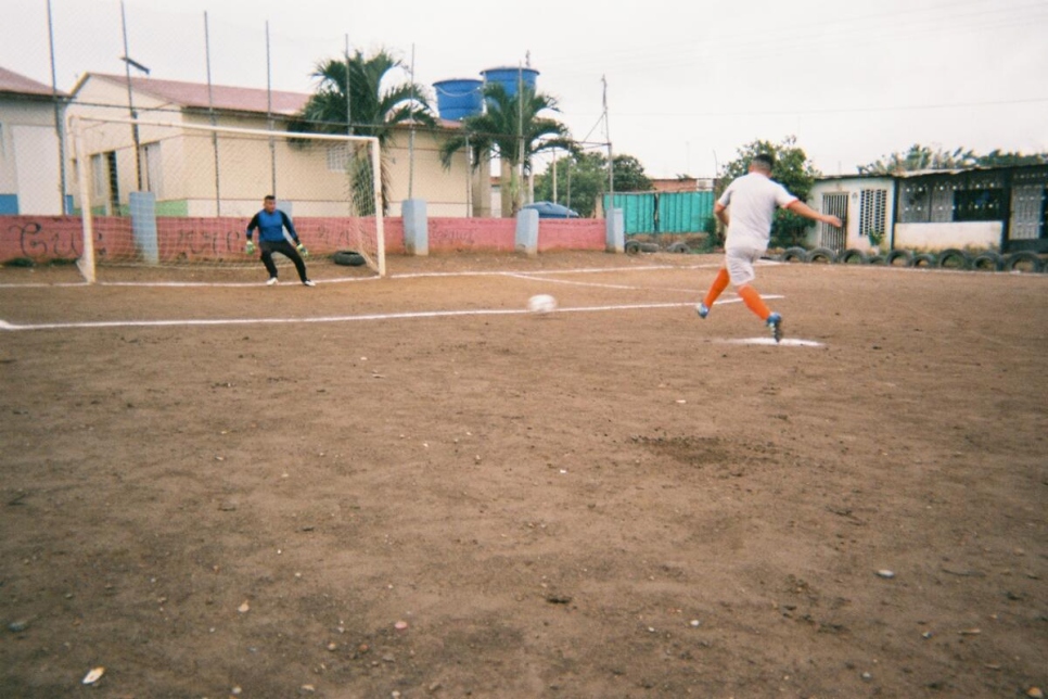 Leimer Contreras tomó esta fotografía; en ella aparecen alumnos suyos jugando al fútbol. Leimer es un antiguo futbolista colombiano que se mudó a Venezuela en 2006. Ahora vive en San Antonio del Táchira y es entrenador de un equipo de fútbol local.