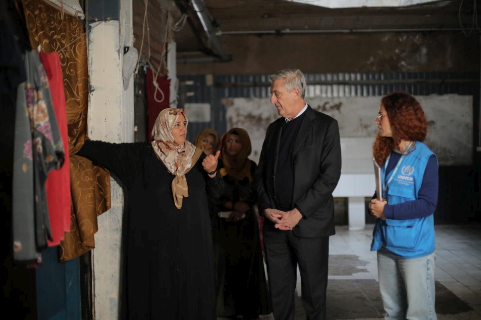 Umm Jumaa, una madre refugiada siria, muestra al Alto Comisionado de la ONU para los Refugiados, Filippo Grandi, la habitación individual donde vive su familia de nueve integrantes en un alojamiento colectivo en Beirut, Líbano.