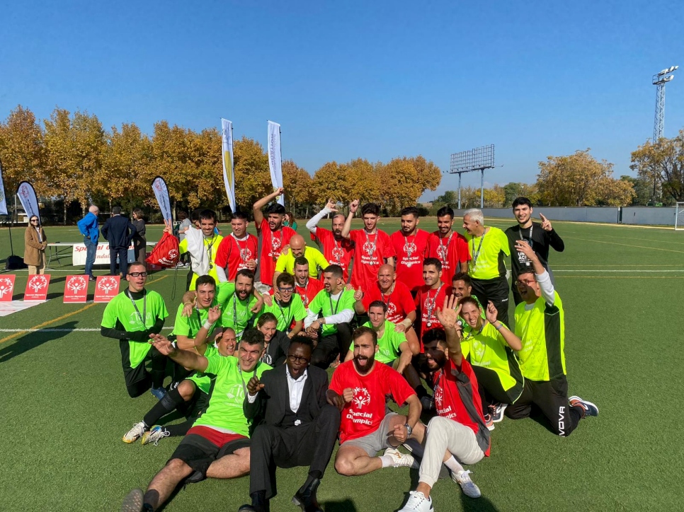 Los equipos de refugiados, atletas de Special Olympics y entrenadores en la pista del Centro Deportivo Alcosa, en Sevilla, durante la jornada de deporte inclusivo.