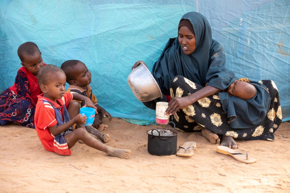 Sahara, su esposo y sus tres hijos huyeron de la sequía en Somalia para salvar a las pocas cabras que les quedaban. En octubre llegaron a los campamentos de refugiados de Dadaab, en Kenia.