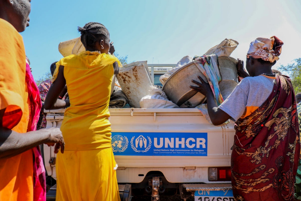 Sudán del Sur. Personas desplazadas internas en Malakal cargan las pertenencias que les quedan en una camioneta de ACNUR para ser transportadas al sitio de Protección de Civiles.