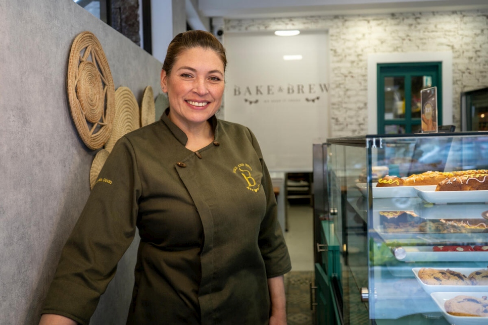 Gabriela Dávila, una empresaria venezolana que llegó a Ecuador hace cinco años, dirige un negocio de café y panadería en Quito que da empleo a personas refugiadas, migrantes y locales.