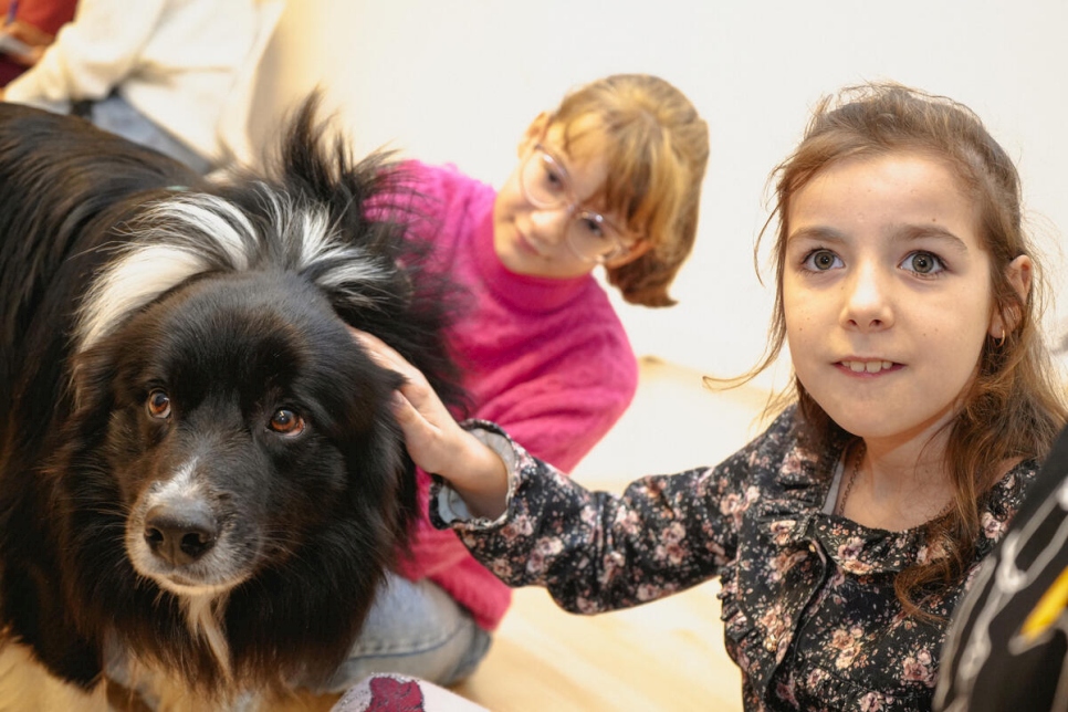 Maria (a la derecha derecha) y Yuliya, refugiadas ucranianas, asisten a una sesión de terapia canina en noviembre en el centro comunitario Budapest Helps!, en Hungría.