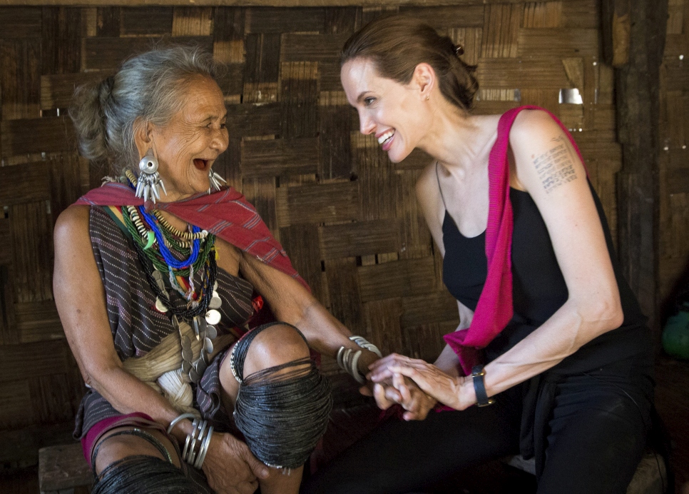 En junio de 2014, Angelina Jolie, Enviada Especial de ACNUR, conoció a Baw Meh, una refugiada de Myanmar (del pueblo Karen o Kayin) en el campamento de refugiados de Ban Mai Nai Soi, en Tailandia.