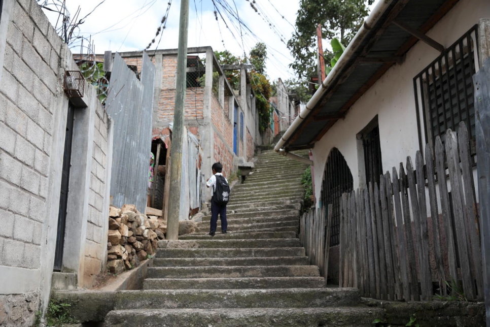 Un niño en el barrio de Rosalinda, en Tegucigalpa, Honduras, conocido por sus altos índices de criminalidad.