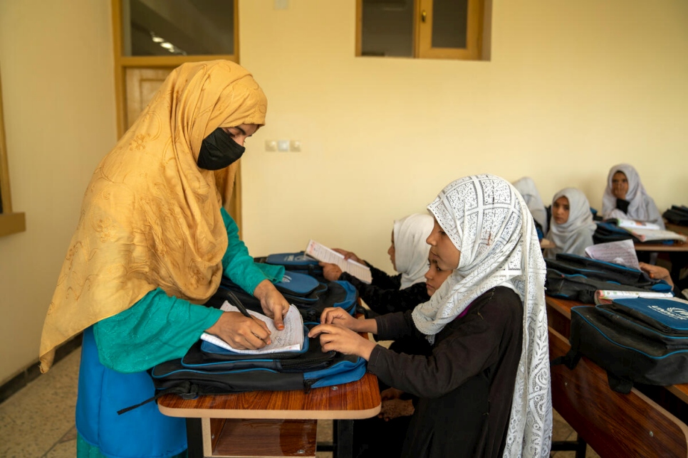 Una voluntaria afgana participa en un proyecto educativo apoyado por ACNUR en Jalalabad, Afganistán.