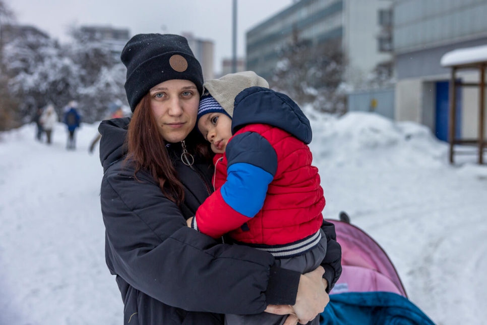 Kateryna, con su hijo de dos años. Ella y su familia salieron de Ucrania en dirección a Polonia en marzo de 2022. Celebrarán la Navidad ortodoxa en un albergue en Cracovia, donde comparten el recinto con otras treinta personas. 