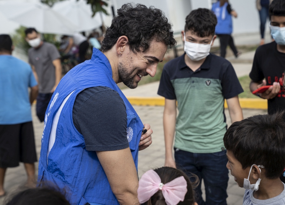 En 2022, Luis Gerardo Méndez viajó con ACNUR a Tapachula, ciudad en la que conoció los pasos que deben seguir las personas refugiadas para iniciar el procedimiento de reconocimiento de la condición de refugiado.