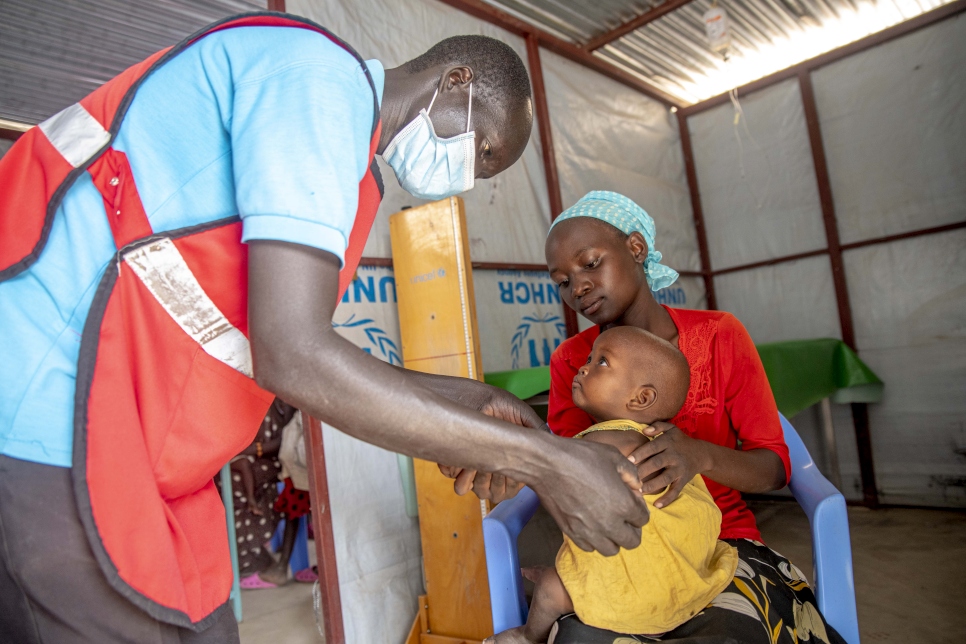 En el campamento de refugiados de Kakuma, Kenia, un niño en riesgo de desnutrición recibe tratamiento en una clínica de nutrición.