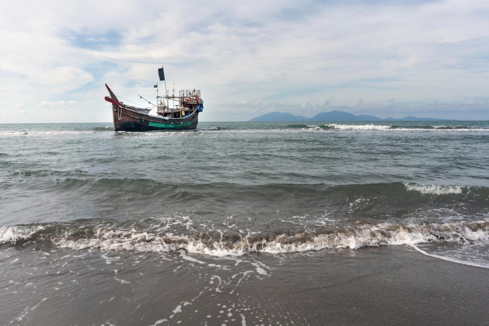 Una embarcación que transportaba personas refugiadas rohingyas a través del mar de Andamán permanece anclada mar adentro después de que los refugiados desembarcaran en una playa de Aceh, Indonesia, el 8 de enero de 2023.