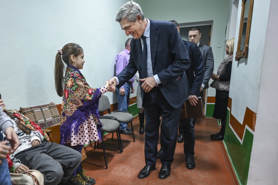 El Alto Comisionado de la ONU para los Refugiados, Filippo Grandi, saluda a Sofía, una refugiada ucraniana de 8 años, en el centro comunitario de Căușeni, en Moldavia.