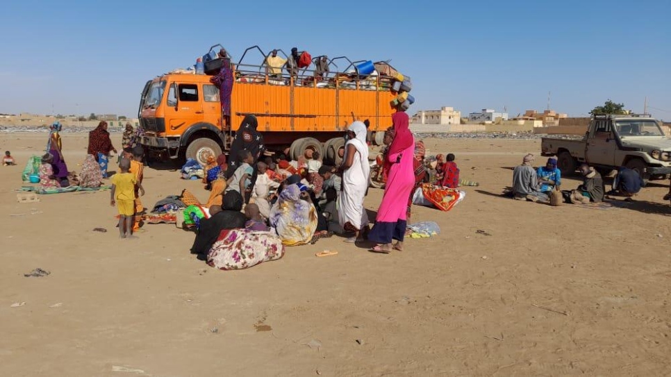 Personas desplazadas que se vieron forzadas a huir de su pueblo, N'Tillit, al norte de Malí, han encontrado refugio en la ciudad de Gao.