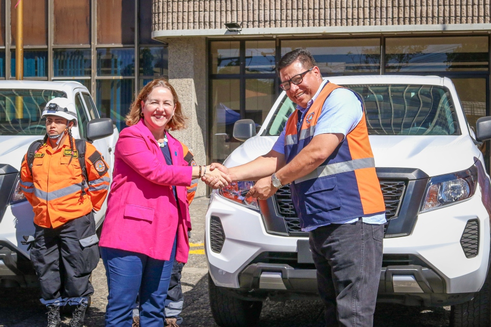 La Representante de ACNUR en El Salvador, Laura Almirall, durante la entrega de llaves de los vehículos a Dirección General de Protección Civil, Prevención y Mitigación de Desastres.