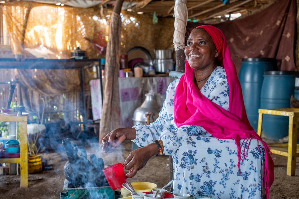 Freweyni utiliza una estufa de carbón para tostar granos de café. Está ayudando a otras mujeres del campamento a crear sus propios negocios.