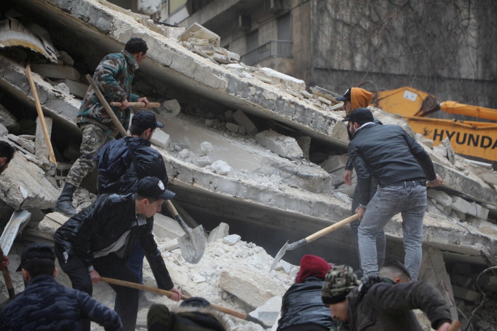 Un grupo de personas buscan supervivientes entre los escombros de un edificio derrumbado en el barrio de Al-Aziziyeh en Alepo, Siria, tras los dos potentes terremotos que golpearon la región el 6 de febrero.
