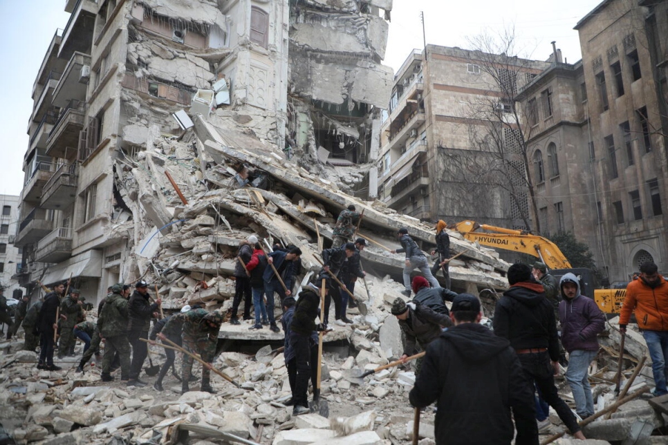 Los equipos de rescate buscan supervivientes entre las ruinas de un edificio en el barrio de Al-Aziziyeh en Alepo, Siria, donde entre los afectados hay familias desplazadas por el prolongado conflicto que afecta al país.