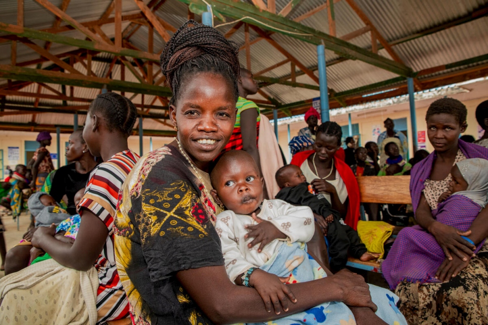 Una refugiada de Sudán del Sur y su nieta, en una de las ocho unidades sanitarias del asentamiento de Kalobeyei, en Kenia.