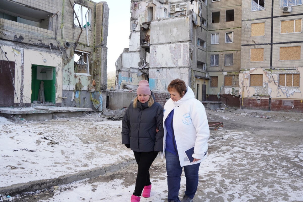 Anastasiya y su hijo sobrevivieron a un ataque con misiles en enero en Dnipro, pero perdieron su apartamento.