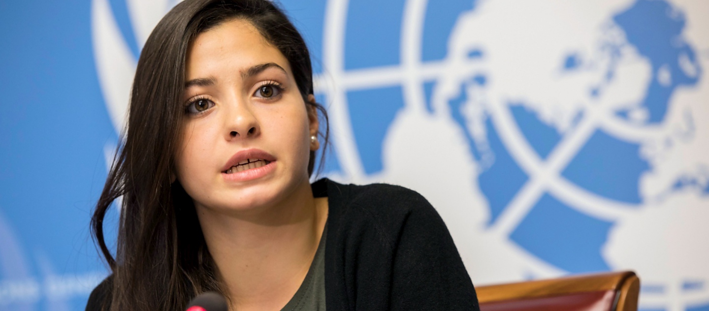 Yusra Mardini responde preguntas durante una conferencia de prensa en Ginebra tras su nombramiento como Embajadora de Buena Voluntad.