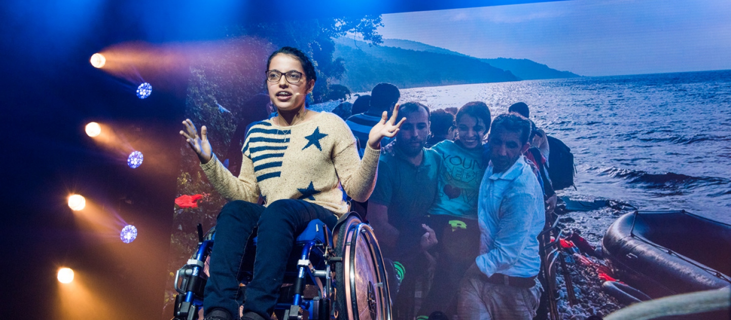 Nujeen Mustafa, que realizó el peligroso viaje de Siria a Alemania en silla de ruedas, se dirige a la audiencia.