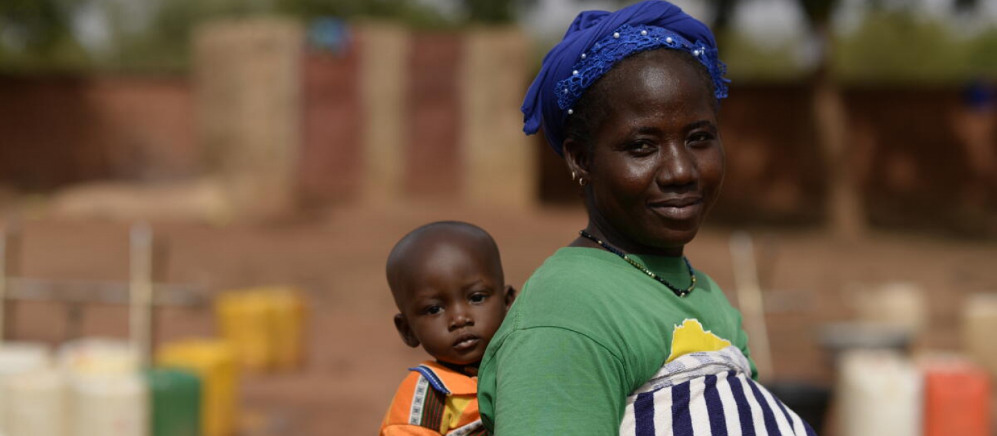 Mairama con su hijo a la espalda en un campamento para familias desplazadas en Ouahigouya, en el norte de Burkina Faso.